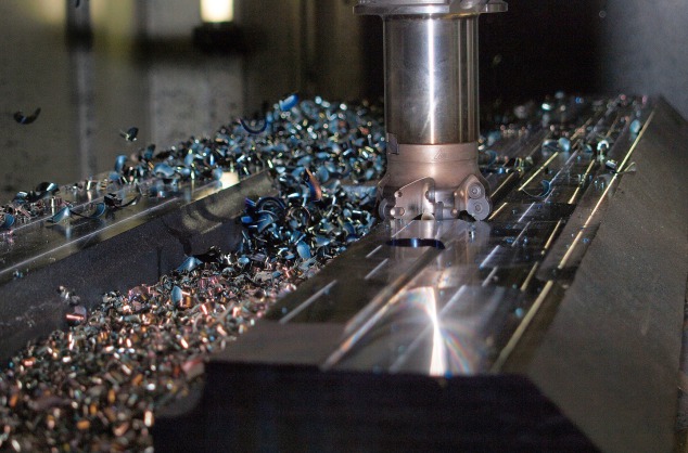 Fräser im Eingriff mit einem Metallbauteil